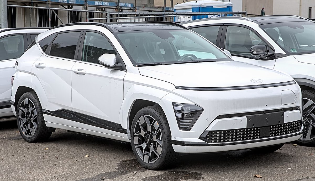 Hyundai Kona Electric, front three-quarter view