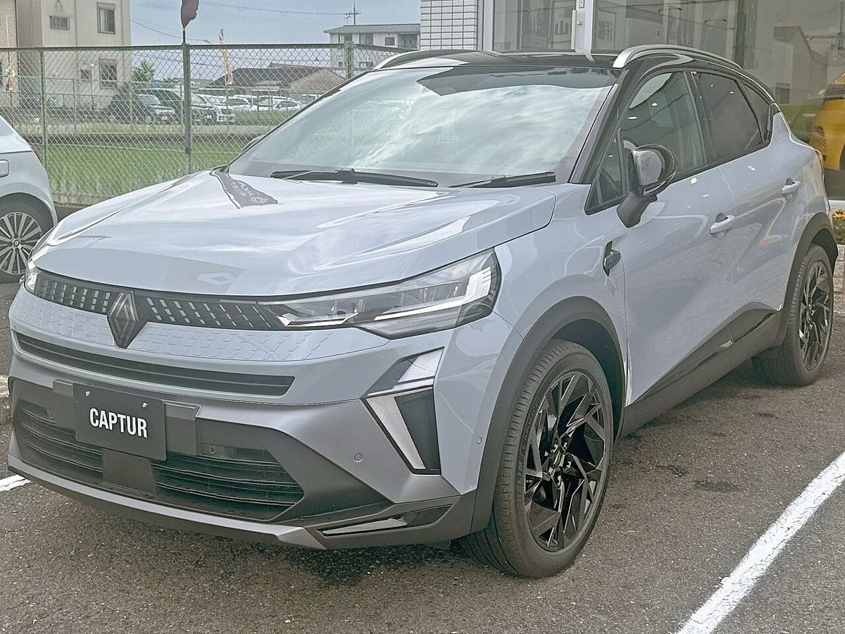 Renault Captur, front three-quarter view