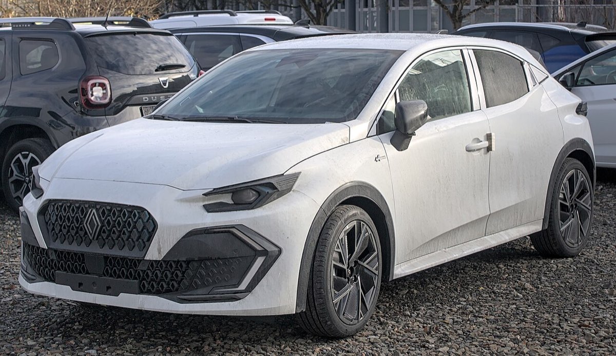 Renault Clio, front three-quarter view
