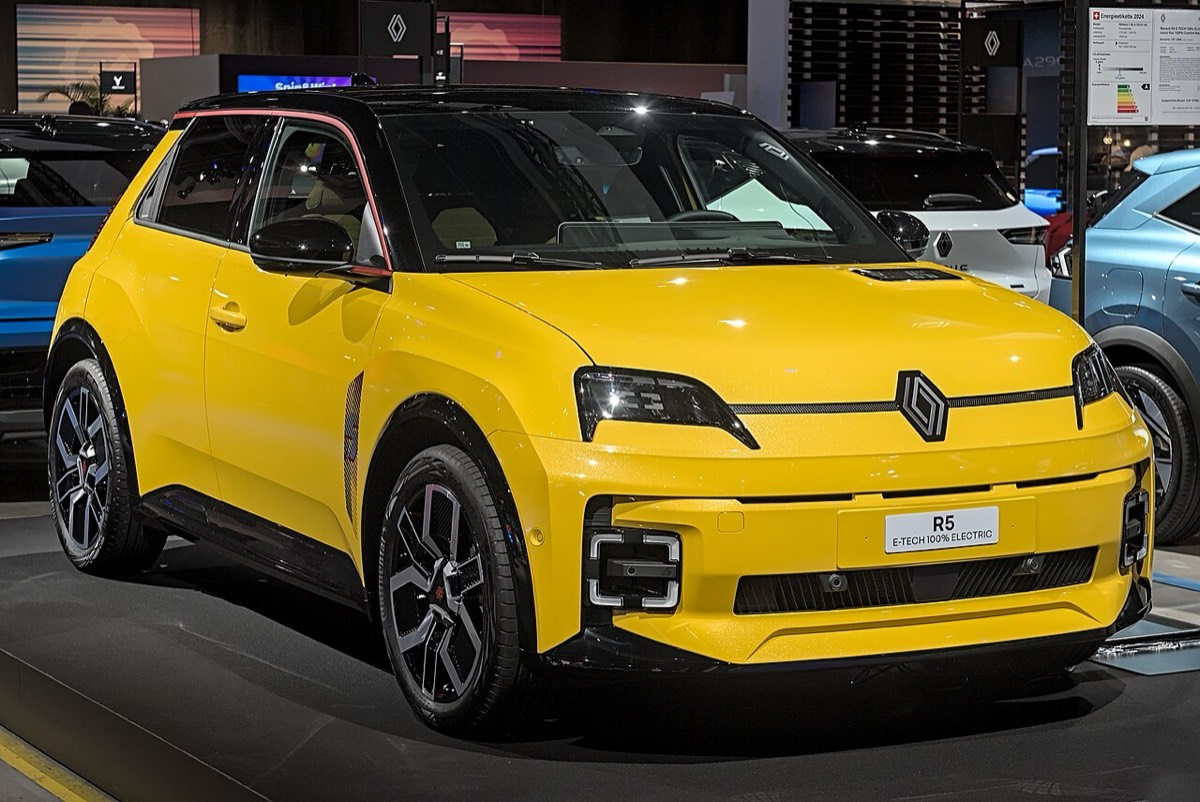 Renault 5 E-Tech electric, front three-quarter view