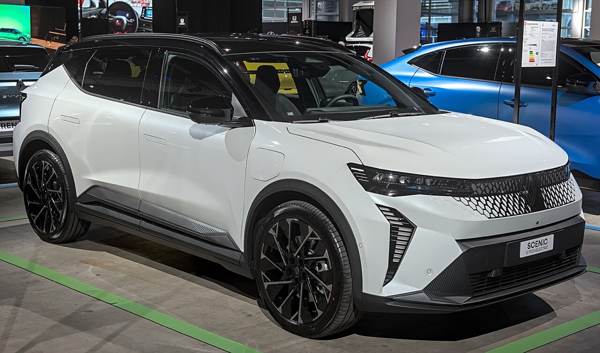 Renault Scenic E-Tech electric, front three-quarter view