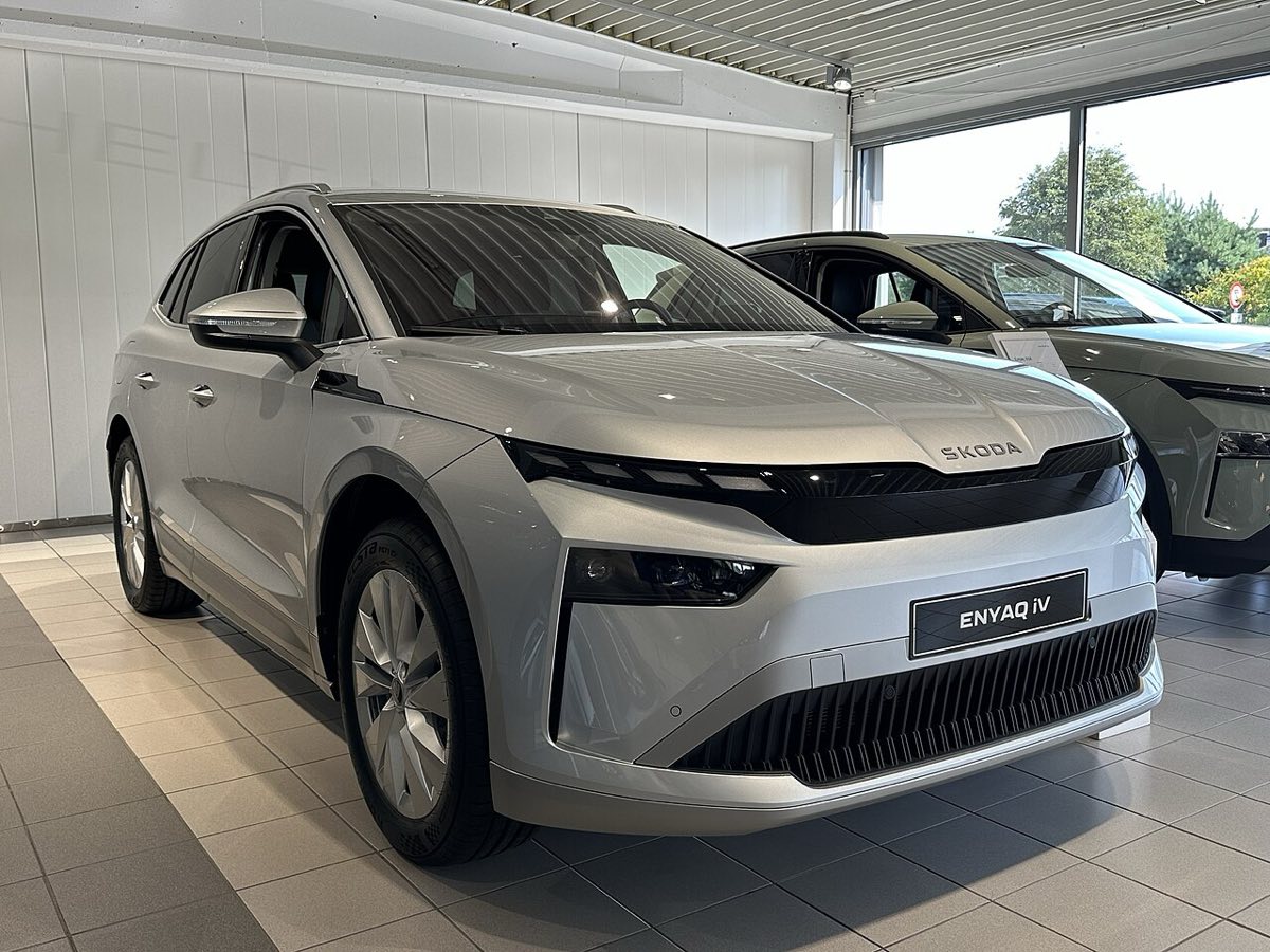 Škoda Enyaq, schuin voor