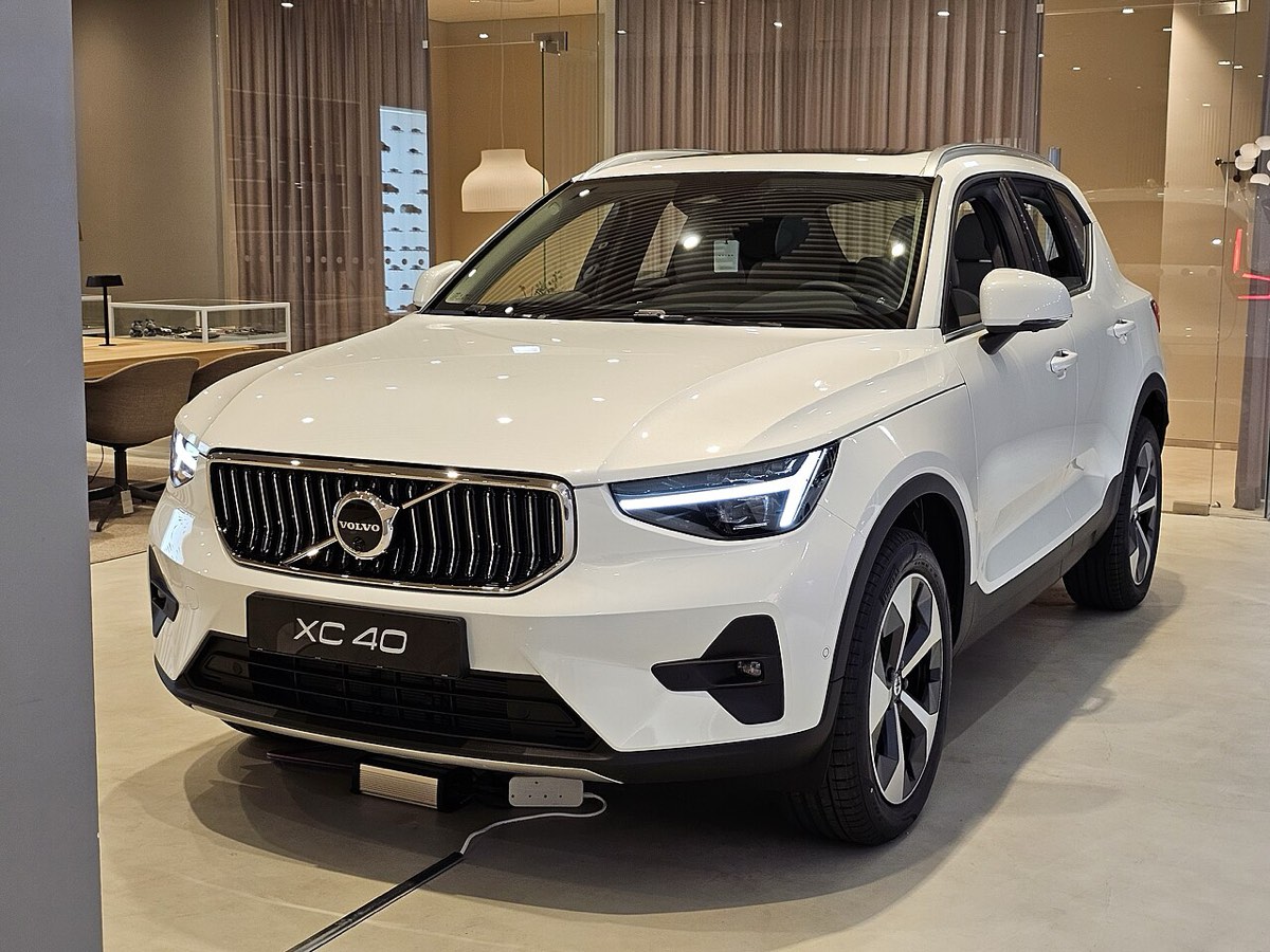 Volvo XC40, front three-quarter view