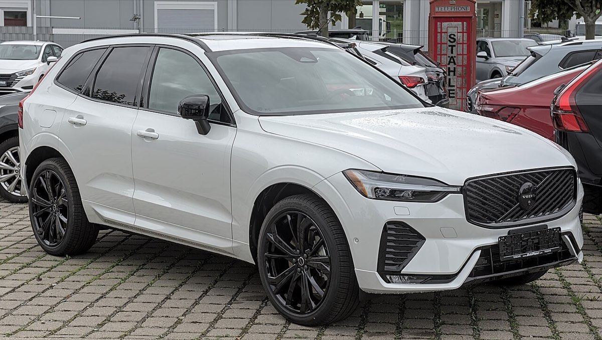 Volvo XC60, front three-quarter view